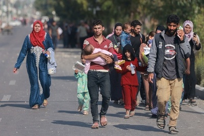 徒歩で南部に避難するガザ住民…イスラエルはビラ投下で移動促す