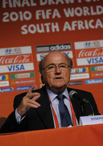 FIFA 南アW杯は現行の審判制度で