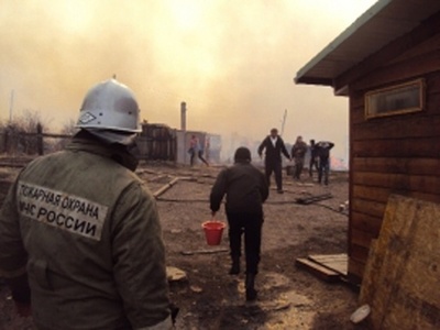 シベリアで大規模山火事、15人死亡 900棟焼ける