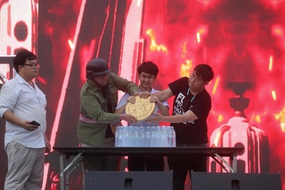 タイ反政府デモ、王室改革訴える「国民の銘板」設置