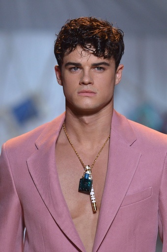 メッシュ素材がアクセント、「ヴェルサーチ」15年春夏メンズ