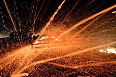 豪森林火災の煙がNZ到達、純白の氷河が茶色に