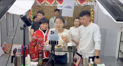 帰郷した女性がライブ配信で村興し 中国黒竜江省木蘭県