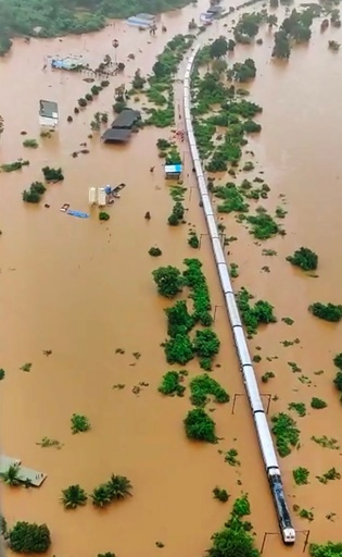 列車が洪水で立ち往生、インド海軍が乗客800人の救助作戦展開