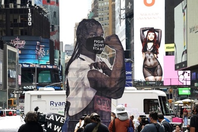 【今日の1枚】まともな賃金を！ 大看板で声を大に