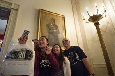 米ホワイトハウス、一般見学ツアー中の内部撮影OKに