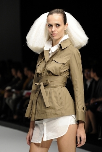 ＜11年春夏東京コレクション＞カミシマチナミ 、新作を発表