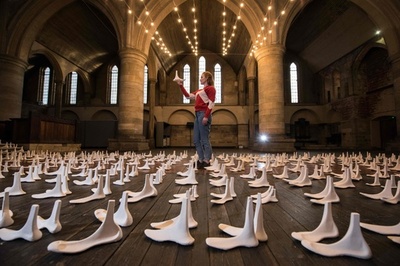 千の靴型に世界地図描く、英アーティスト