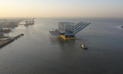 中国が建造した世界最大のダブルボックスガーダ式ガントリークレーンが米国へ