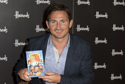 チェルシーのランパードが子供向け著作のサイン会