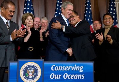 北マリアナ諸島知事、拘束中の女性容疑者からマッサージ