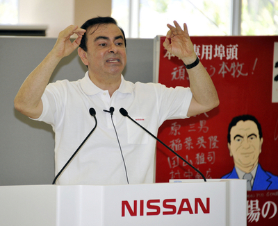日産のゴーン社長、土曜出勤の従業員を激励 本牧専用埠頭