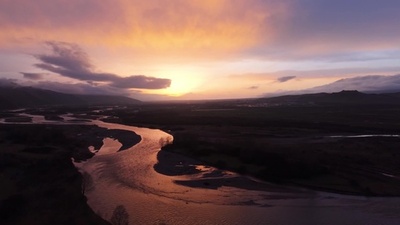 動画:祁連山麓の湿地を染める夕日 中国青海省