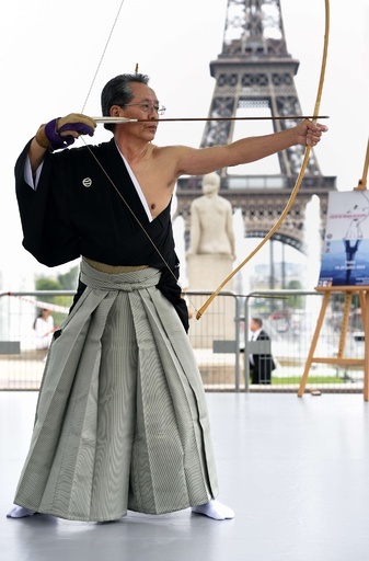 仏パリで弓道の実演、世界弓道大会の開催地