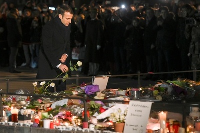仏マクロン大統領、Xマス市襲撃のストラスブールで献花