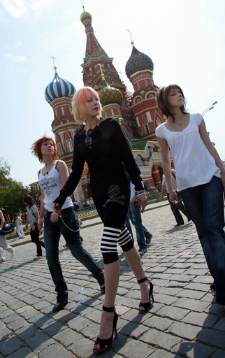 土屋アンナ 赤の広場を訪問