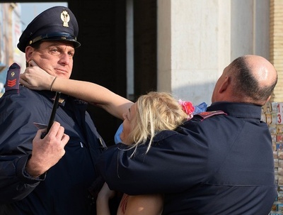 FEMEN、サンピエトロ広場に向けて駆ける 中絶への支持を訴え