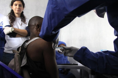 エボラワクチン50万人分を国際備蓄 次の流行に備え