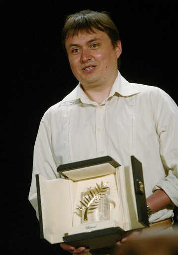 パルム・ドールを受賞したムンギウ監督ら、母国で会見を行う