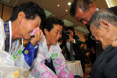 南北離散家族が金剛山で再会、2年ぶり