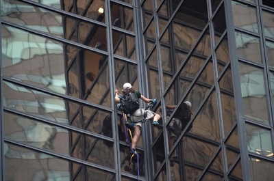 男がNYのトランプタワーよじ登る、警察が身柄確保