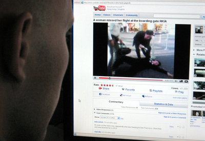 飛行機に乗り遅れだだこねる女性、動画投稿サイトで話題に