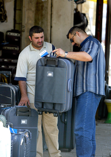治安の悪化でかばん屋が繁盛 - イラク