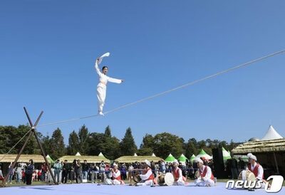 韓国・伝統祭りで綱渡り演者が2.5メートル転落…事故後に安全マット設置