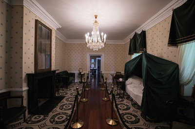 ナポレオンが息を引き取った部屋の鍵、1160万円で落札