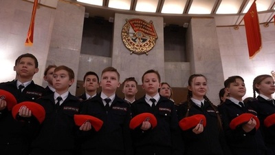 字幕:ロシア「青少年軍」加入式、祖国に忠誠誓う