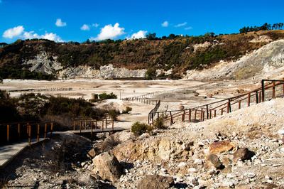 親子3人、火口転落で死亡 7歳息子の目前で 伊ナポリ近郊