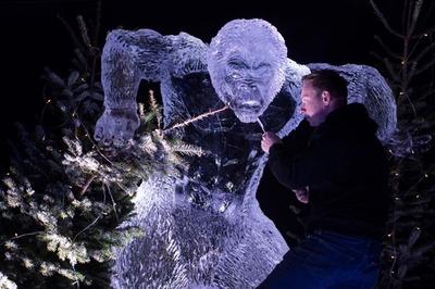 雪男や機関車も、氷のアミューズメント施設 英国