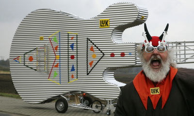 ツール名物「悪魔おじさん」の新作は「エレキ・ギター」