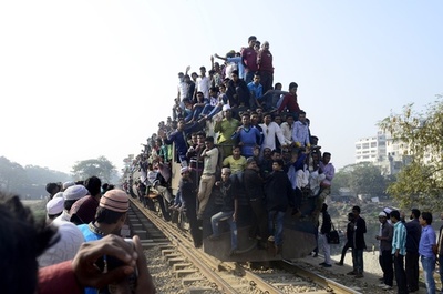 列車の屋根にも人満載、最大規模のイスラム集会 バングラデシュ