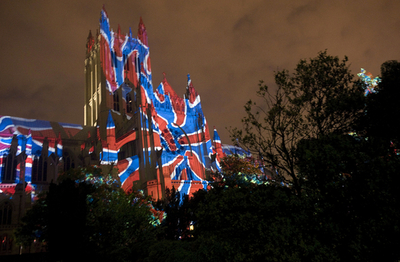 ワシントン大聖堂の壁面、ライティングで多彩な表情