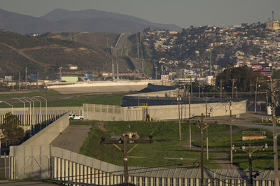メキシコ人男性、米から送還直後に自殺 国境の橋から飛び降り