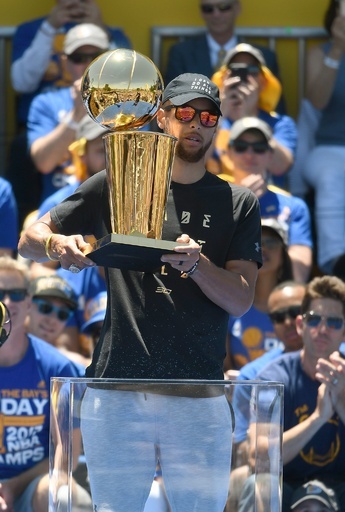 NBAファイナル制覇のウォリアーズ、地元で優勝パレード