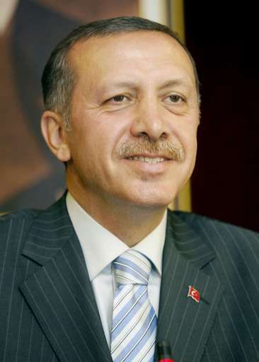 トルコ総選挙勝利を受け、首相は改革路線維持を表明