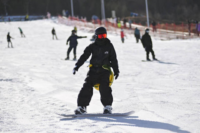 命を大切にしつつ感染症の経済と社会への影響を最大限に減らす中国の努力