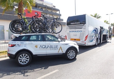 アクアブルーのチームバスが放火被害に、ブエルタ