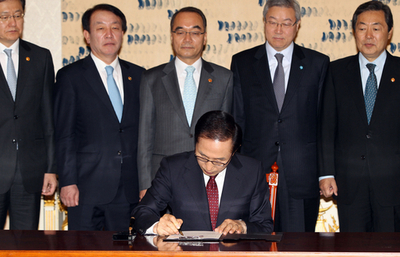 韓国大統領、FTA法案に署名 米国との最終交渉へ