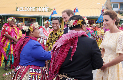 英国のウィリアム王子とキャサリン妃、南太平洋のツバルを訪問