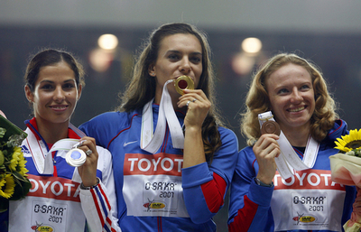 女子棒高跳びのメダル授与式が行われる