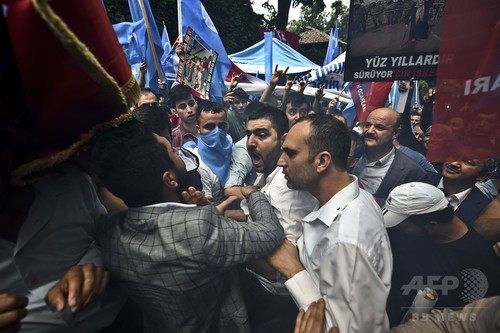 反中デモの韓国人誤襲撃 目が細いから と擁護 トルコ野党党首 写真7枚 ファッション ニュースならmode Press Powered By Afpbb News