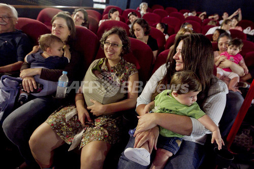 映画見るなら 赤ちゃん連れ で 子育てママ専用の映画館がブラジルで人気 写真6枚 ファッション ニュースならmode Press Powered By Afpbb News