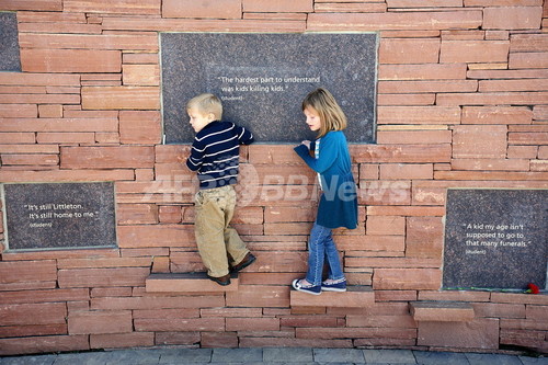 コロンバイン高校銃乱射事件から10年 犠牲者追悼式典 写真9枚 ファッション ニュースならmode Press Powered By Afpbb News