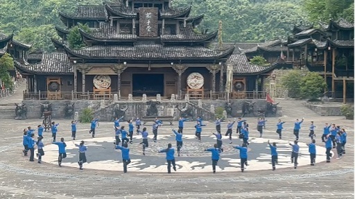 暮らしを舞いに映す　トゥチャ族の「東洋のディスコ」