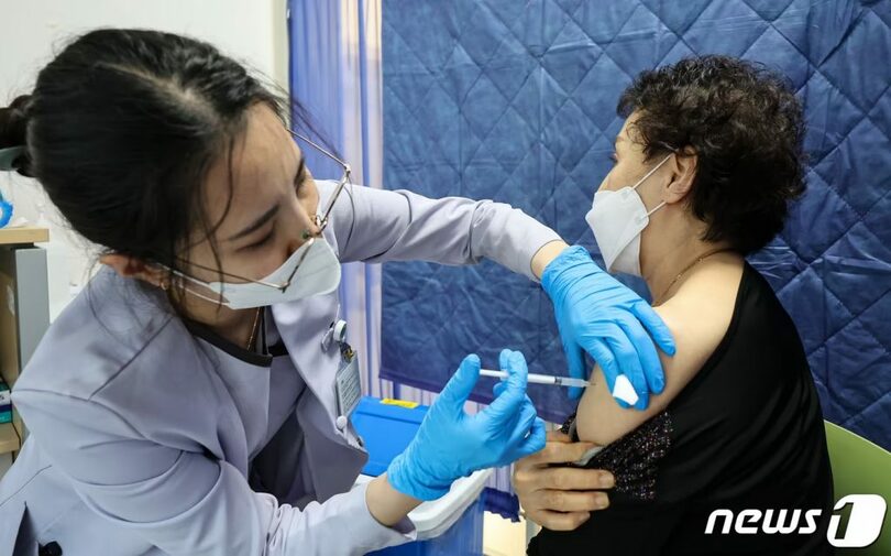 2023年10月19日、新型コロナワクチン接種を受ける市民(c)news1