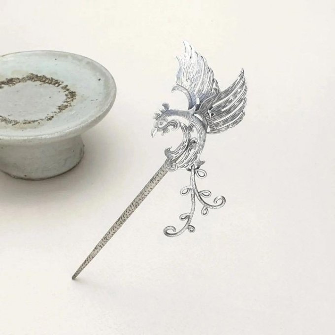 グループIVEのチャン・ウォニョンが挿した鳳凰かんざし（写真=装身具ブランド「ナスチェンカ」のインスタグラム）(c)MONEYTODAY