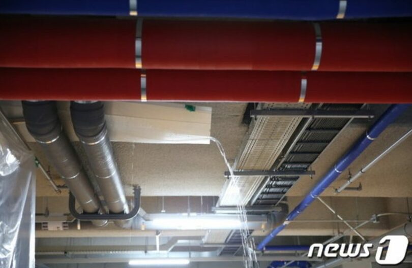 新築マンションの地下駐車場で天井から漏水する様子（読者提供）(c)news1